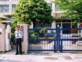 学校防犯・安全教育　学校に警備員配置　不審者の侵入を防ぐ